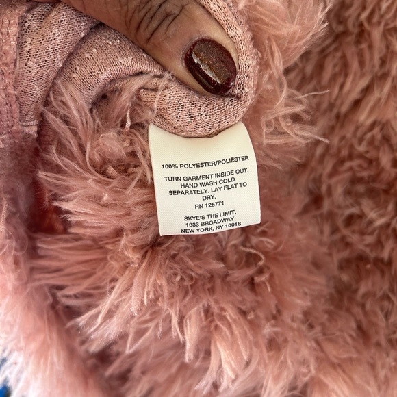 Sky’s the limit Faux Fur Fuzzy sweater - Picture 4 of 4